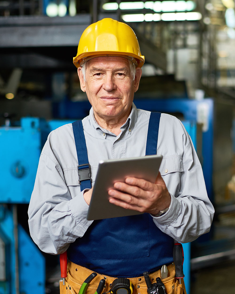 Senior man working at modern factory TNQ8KU3